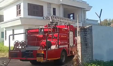 குஜராத்: பாஜக எம்எல்ஏ பங்களாவை சுத்தம் செய்த தீயணைப்பு வாகனம்