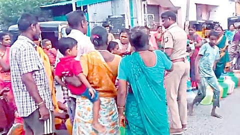 காஞ்சிபுரத்தில் குடிநீர் பிரச்சினையை சரிசெய்யக் கோரி சாலை மறியல் - அமைச்சர், மேயர் மீது பொதுமக்கள் குற்றச்சாட்டு