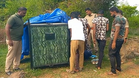 மேட்டூர் அருகே கொளத்தூர் அடுத்த மிளகாய்பொதை பகுதியில் வனத்துறை வைத்த கூண்டில் சிக்கிய சிறுத்தை
