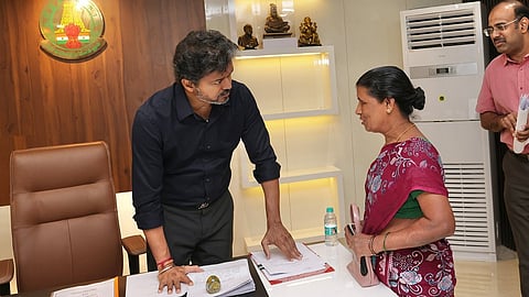 பெரம்பூர் எம்எல்ஏ அலுவலகத்தில் மக்களிடம் மனுக்களை பெற்றார் முதல்வர்: ரூ.2.23 கோடி ஆவின் கட்டிடம் திறப்பு