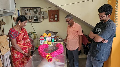 செல்லப் பிராணியின் இறுதிச் சடங்கில் பங்கேற்க லண்டனில் இருந்து காஞ்சிபுரம் வந்த இளைஞர்