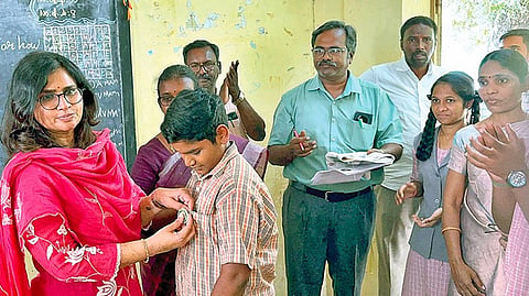 ராணிப்பேட்டை அடுத்த அம்மூர் பேரூராட்சி அரசினர் மேல்நிலை பள்ளியில் தொடுவானம் திட்டத்தில் மாணவரை ஊக்கப்படுத்தி பேட்ஜ் அணிவித்த மாவட்ட ஆட்சியர் ப்ரியா. அருகில், மாவட்ட முதன்மை கல்வி அலுவலர் மோகனா உள்ளிட்டோர்.