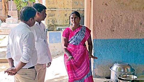 சத்துணவு பணியாளரிடம் விசாரணை நடத்திய கல்வித்துறை அதிகாரிகள்.