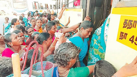 அரியலூர் பேருந்து நிலையத்தில் வெற்றிப் பயணம் திட்ட பேருந்தில் ஏற நேற்று குவிந்த பெண்கள்.