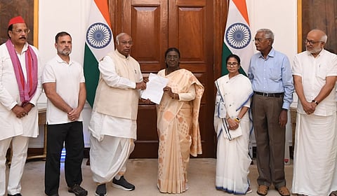 தலைமைத் தேர்தல் ஆணையரை பதவி நீக்கக் கோரி குடியரசுத் தலைவரிடம் இண்டியா கூட்டணி மனு