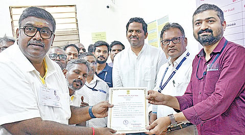 தட்டாஞ்சாவடி தொகுதி தேர்தல் நடத்தும் அதிகாரி அர்ஜுன் ராமகிருஷ்ணனிடம் வெற்றிச் சான்றிதழ் பெறும் என்.ஆர்.காங்கிரஸ் கட்சி வேட்பாளர் அசோக் ஆனந்த். படம்: எம்.சாம்ராஜ்