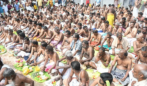 புரட்டாசி மஹாளயபட்ச அமாவாசை: ஸ்ரீரங்கம் அம்மா மண்டபத்தில்
குவிந்த மக்கள்