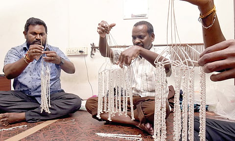 சேலத்தில் உள்ள வெள்ளிப்பட்டறையில் கலைநயத்துடன் தயாரிக்கப்படும் வெள்ளிக்கொலுசுகள். (கோப்புப்படம்: எஸ். குரு பிரசாத்)