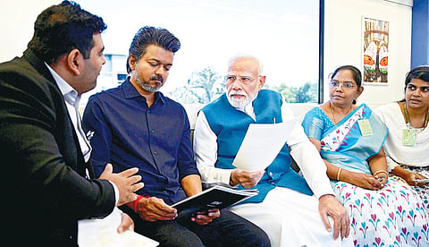 வடபழனி - பூந்த மல்லி வரையிலான மெட்ரோ ரயில் சேவையை முதல்வர் விஜய் உடன் பிரதமர் மோடி இணைந்து கொடியசைத்து தொடங்கி வைத்தார். பின்னர், மெட்ரோ ரயிலில் இருவரும் பயணித்தனர். அப்போது, மெட்ரோ ரயில் திட்டம் குறித்து அதிகாரிகளிடம் பிரதமர் கேட்டறிந்தார்.