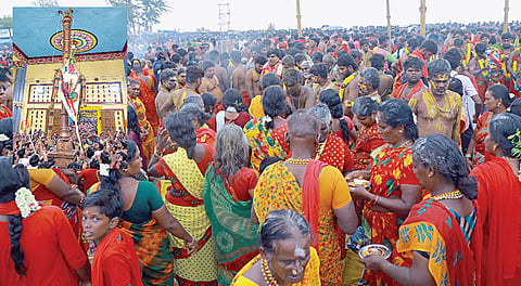 குலசேகரன்பட்டினம் முத்தாரம்மன் கோயிலில் தசரா திருவிழாவுக்கான கொடியேற்றம் நேற்று கோலாகலமாக நடைபெற்றது. (அடுத்த படம்) காப்புக் கட்டி விரதம் தொடங்குவதற்காக கோயிலில் குவிந்த பக்தர்கள்.