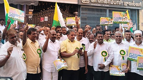 யுபிஐ கட்டணத்துக்கு எதிராக பேட்ஜ் அணிந்து வணிகர்கள் போராட்டம்