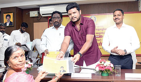 சென்னையில் அமைப்புசாரா தொழிலாளர்களுக்கு நலத்திட்ட உதவி களை தொழிலாளர் நலன், திறன் மேம்பாட்டுத் துறை அமைச்சர் முகமது பர்வேஸ் வழங்கினார். உடன் துறைச் செயலர் கொ.வீரராகவ ராவ், தொழிலாளர் ஆணையர் மா.வள்ளலார் உள்ளிட்டோர்.