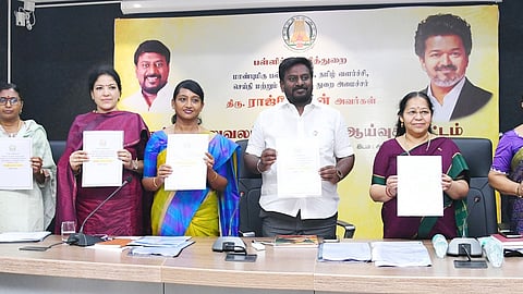 பள்ளிகளில் 3 நாள் உடற்கல்வி வகுப்பு கட்டாயம்: புதிய கால அட்டவணையை வெளியிட்டார் அமைச்சர் ராஜ்மோகன்