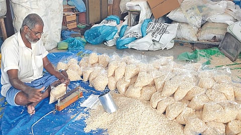 உடுமலையில் பொரி உற்பத்தியில் ஈடுபட்டுள்ள தொழிலாளர்.