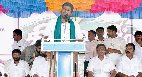 மன்னார்குடி அருகே சோழபாண்டியில் நேற்று நடைபெற்ற மரக்கன்றுகள் நடும் நிகழ்ச்சியை தொடங்கி வைத்துப் பேசிய வீ த லீடர்ஸ் அமைப்பின் நிறுவனர் அண்ணாமலை.