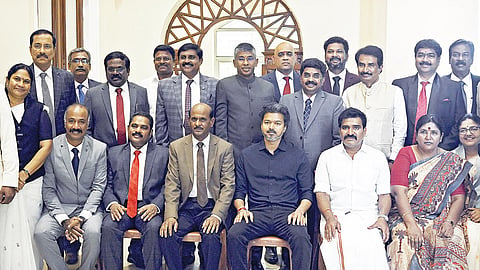 தமிழ்நாடு - புதுச்சேரி பார் கவுன்சிலுக்கு புதிதாகத் தேர்வான தலைவர் கே.கதிரவன், துணைத் தலைவர் இ.பாலமுருகன், இந்திய பார் கவுன்சில் உறுப்பினர் பி.எஸ்.அமல்ராஜ் மற்றும் உறுப்பினர்கள் முதல்வர் விஜய்யை நேற்று சந்தித்து வாழ்த்து பெற்றனர். உடன் அமைச்சர் நிர்மல் குமார்.