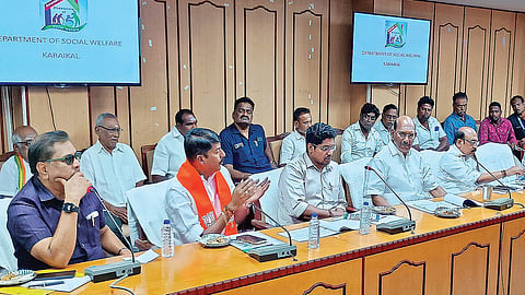 காரைக்கால் பெருந்தலைவர் காமராஜர் நிர்வாக வளாகத்தில் புதுச்சேரி குடிமைப்பொருள் வழங்கல், சமூக நலத்துறை அமைச்சர் வி.பி.சிவக்கொழுந்து தலைமையில் நேற்று நடைபெற்ற ஆய்வுக் கூட்டத்தில் பங்கேற்றோர்.