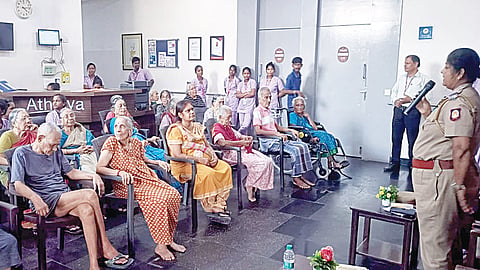 சைபர் மோசடி கும்பலிடமிருந்து தப்பிப்பது எப்படி என்பது குறித்து சென்னையில் முதியோருக்கு சைபர் க்ரைம் போலீஸார் விழிப்புணர்வு நிகழ்ச்சி நடத்தினர்.