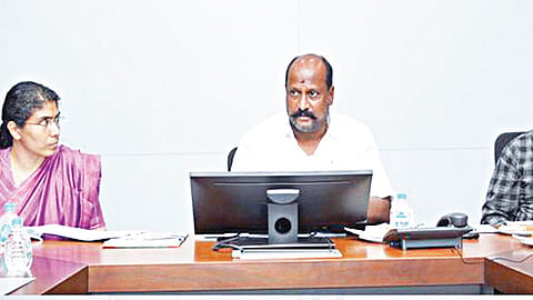 ஆயுத பூஜை, தீபாவளியை முன்னிட்டு போக்குவரத்துத் துறை சார்பில் மேற்கொள்ளப்படும் சிறப்பு ஏற்பாடுகள் குறித்த ஆலோசனைக் கூட்டம் போக்குவரத்துத் துறை அமைச்சர் விஜய் தமிழன் பார்த்திபன் தலைமையில் சென்னையில் நேற்று நடைபெற்றது.