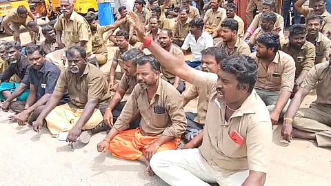 வெற்றிப் பயண திட்டத்தால் தங்களது வருவாய் பாதிக்கப்பட்டுள்ளதாக கூறி தேனி ஊராட்சி ஒன்றிய அலுவலகம் முன்பு தர்ணா போராட்டத்தில் ஈடுபட்ட ஆட்டோ தொழிலாளர்கள்.