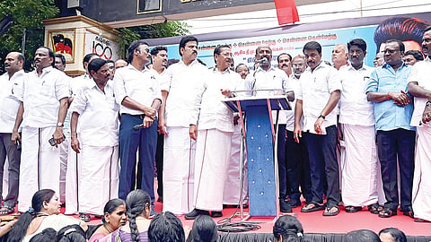வடகிழக்குப் பருவமழை முன்னேற்பாடுகளில் தமிழக அரசு அலட்சியம் காட்டுவதாக கூறி, திமுக சார்பில் ஆர்.எஸ்.பாரதி தலைமையில், சென்னை சைதாப்பேட்டை கலைஞர் பொன் விழா வளைவு அருகில் நேற்று ஆர்ப்பாட்டம் நடைபெற்றது. இதில் மா.சுப்பிரமணியன். துணை மேயர் மகேஷ்குமார். சிற்றரசு உள்ளிட்ட திமுக நிர்வாகிகள் கலந்து கொண்டனர். | படம்: எல்.சீனிவாசன் |