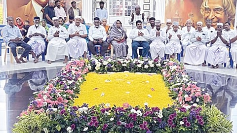 95-வது பிறந்த நாளையொட்டி அப்துல் கலாம் நினைவிடத்தில் சிறப்பு பிரார்த்தனை