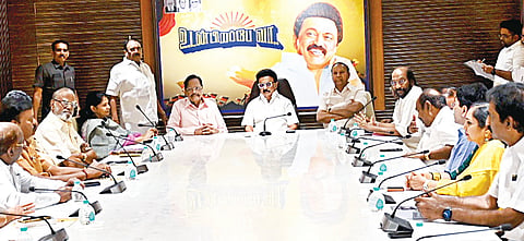 சென்னை அண்ணா அறிவாலயத்தில் மு.க.ஸ்டாலின் தலைமையில் நேற்று நடைபெற்ற திமுக எம்பிக்கள் கூட்டம். படம்: ம.பிரபு