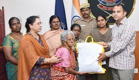 ‘காவல் கரங்கள்’ மூலம் மீட்கப்பட்ட 75 வயது மூதாட்டி குடும்பத்தினருடன் மீண்டும் சேர்த்து வைப்பு