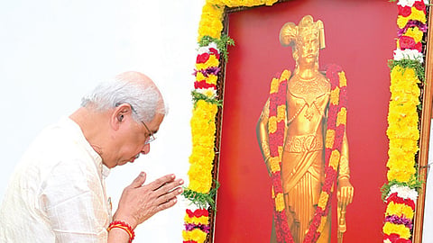 விடுதலைப் போராட்ட வீரர் வீரபாண்டிய கட்டபொம்மனின் நினைவு தினத்தையொட்டி சென்னை லோக்பவனில் உள்ள அவரது படத்துக்கு ஆளுநர் ஆர்.வி.அர்லேகர் மலர் தூவி மரியாதை செலுத்தினார்.