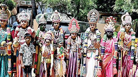 தசரா திருவிழாவை முன்னிட்டு குலசேகரன்பட்டினத்தில் பல்வேறு கடவுளர் வேடமணிந்த பக்தர்கள் வலம் வருகின்றனர். படம்: என்.ராஜேஷ்