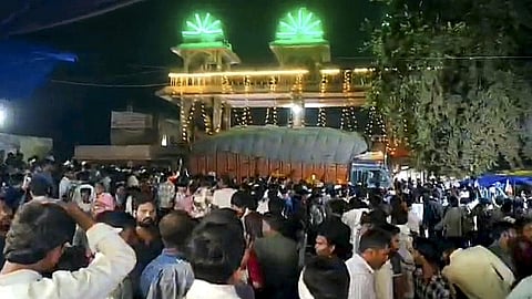 குவாலியரில் கோயிலுக்கு வெளியே காத்திருந்த பக்தர்கள் மீது பாய்ந்த லாரி: 14 பேர் உயிரிழப்பு