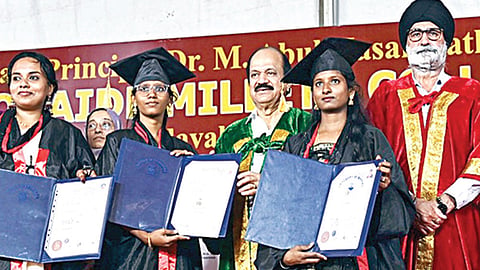 மேடவாக்கத்தில் உள்ள காயிதே மில்லத் கல்லூரியின் 43-வது பட்டமளிப்பு விழா நேற்று நடைபெற்றது. இதில், பேரவைத் தலைவர் ஜேசிடி பிரபாகர் மாணவ மாணவிகளுக்கு பட்டங்களை வழங்கினார். அருகில் கல்லூரி தாளாளர் தாவூத் மியாகான், குருநானக் கல்லூரி செயலாளர் மன்ஜித் சிங் நய்யார் உள்ளிட்டோர். | படம்: எம்.முத்துகணேஷ் |