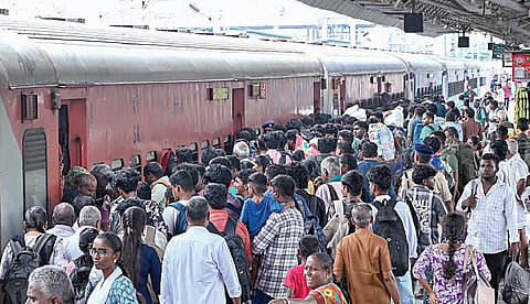 விடுமுறை தினத்தையொட்டி சொந்த ஊருக்கு சென்னையில் இருந்து 13 லட்சம் பேர் பயணம்