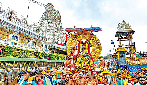திருப்பதி நவராத்திரி பிரம்மோற்சவ விழாவின் 7-ம் நாளான நேற்று காலை சூரிய பிரபை வாகனத்தில் மலையப்பர், சூரிய நாராயணன் அலங்காரத்தில் எழுந்தருளி பக்தர்களுக்கு அருள் பாலித்தார்.