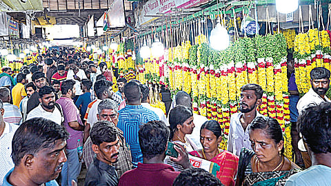ஆயுத பூஜையை முன்னிட்டு, சென்னை கோயம்பேடு மலர்ச் சந்தையில் குவிந்த மக்கள். | படம்: எஸ்.சத்தியசீலன் |