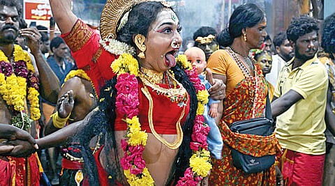 குலசேகரன்பட்டினம் முத்தாரம்மன் கோயிலில் மகிஷா சூரசம்ஹாரம் நேற்று நடந்தது. இதையொட்டி, ஏராளமான பக்தர்கள் பல்வேறு வேடமணிந்து வந்து நேர்த்திக்கடன் செலுத்தினர். அம்மன் வேடமணிந்து ஆவேசமாக கோயிலுக்குள் ஓடிவந்த பக்தர். படங்கள்: என்.ராஜேஷ்