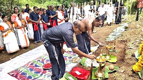 குமுளி அருகே சபரிமலை பாத யாத்திரை பக்தர்களுக்காக காட்டுப் பாதையில் சிறப்பு வழிபாடு