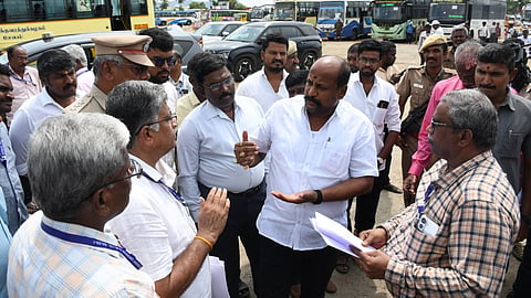 போக்குவரத்து துறை அமைச்சர் பாரதிபன் ஆய்வு மேற்கொண்டார்