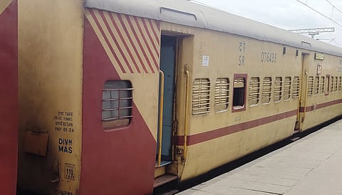 செந்தூர் விரைவு ரயிலில் எல்எச்பி பெட்டி இணைப்பு