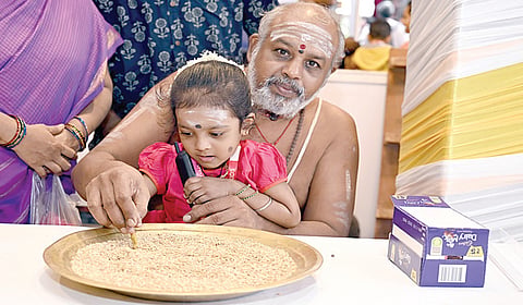 வடபழனி முருகன் கோயிலில் நடைபெற்ற வித்யாரம்பம் நிகழ்ச்சியில் கோயில் அர்ச்சகர், ஒரு குழந்தையின் விரலை பிடித்து அரிச்சுவடியைத் தொடங்கி வைத்தார்.