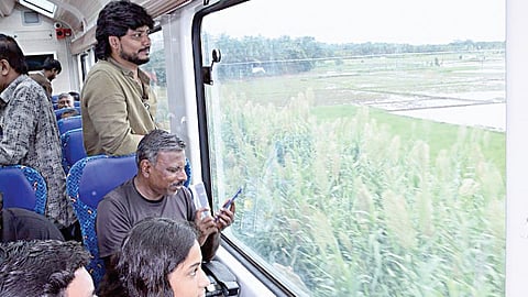 குருவாயூர் செல்லும் எக்ஸ்பிரஸ் ரயிலில், விஸ்டாடோம் எனப்படும் கண்ணாடி பெட்டியில் இயற்கையை ரசித்தபடி சென்ற பயணிகள்.
