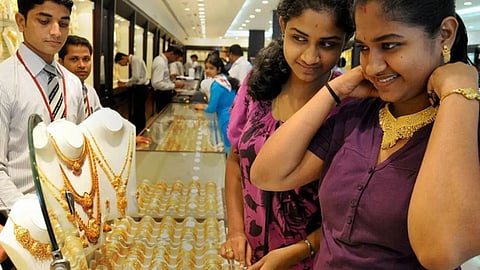 தங்கம் விலை பவுனுக்கு ரூ.1,240 குறைவு: இன்றைய சந்தை நிலவரம் என்ன?