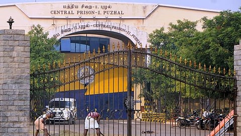 புழல் சிறையில் 2 கைதிகள் தப்பி ஓட்டம்