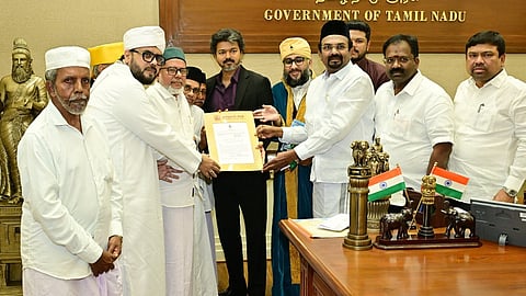 நாகூர் தர்கா பெரிய ஆண்டவர் கந்தூரி சந்தனக்கூடு திருவிழாவுக்கு தமிழ்நாடு அரசு 45 கிலோ சந்தனக்கட்டைகளைக் கட்டணமின்றி வழங்குவதற்கான அரசாணையை, முதல்வர் விஜய் தலைமைச் செயலகத்தில், நாகூர் தர்கா தலைமை சாஹிம அறங்காவலர் எச்.ஹாஜா நஜுமுதீன் சாஹிப் மற்றும் அறங்காவலர்களிடம் வழங்கினார். அமைச்சர்கள்ஷாஜகான், முகமது பர்வேஸ், ரஞ்சித்குமார், தமிழ்நாடு வக்ஃப் வாரியத் தலைவர்நவாஸ் கனி எம்.பி. ஆகியோர் உடனிருந்தனர்.