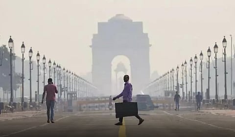 டெல்லியில் காற்று மாசுவை தடுக்க கடுமையான கட்டுப்பாடுகள் அமல்