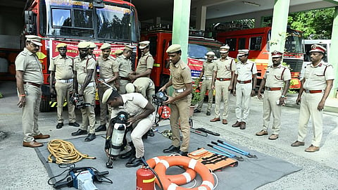 சென்னையில் பருவமழையை எதிர்கொள்ள தயார் நிலையில் 980 தீயணைப்பு வீரர்கள்