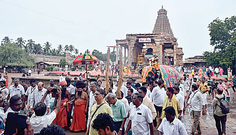 மாமன்னன் ராஜராஜ சோழனின் 1,041-வது சதய விழாவை முன்னிட்டு, தஞ்சாவூரில் திருமுறைகளை யானை மீது வைத்து வீதியுலா நடைபெற்றது.