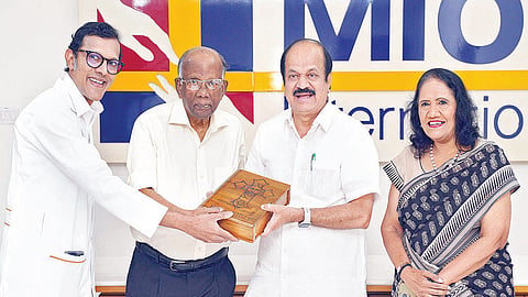 சென்னை மணப்பாக்கத்தில் உள்ள மியாட் இன்டர்நேஷனல் மருத்துவ மனை சார்பில் நடைபெற்ற உலக விபத்து காய தின விழிப்புணர்வு நிகழ்வில் சட்டப்பேரவை தலைவர் ஜேசிடி பிரபாகருக்கு மருத்துவமனை நிறுவனர் பி.வி.ஏ.மோகன்தாஸ், நிர்வாக இயக்குநர் பிரித்வி மோகன்தாஸ் ஆகியோர் நினைவுப் பரிசு வழங்கினர். மருத்துவமனை தலைவர் மல்லிகா மோகன்தாஸ் உடன் உள்ளார்.