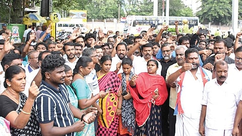 கோவை மாவட்ட ஆட்சியர் அலுவலகத்தை முற்றுகையிட்ட அகிலனின் பெற்றோர், உறவினர்கள் உள்ளிட்டோர். படம்: ஜெ.மனோகரன்
