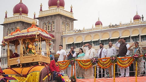 மைசூரு தசரா பூஜை: பட்டியலின அமைச்சர்களை போலீஸ் அதிகாரி தடுத்ததால் சர்ச்சை